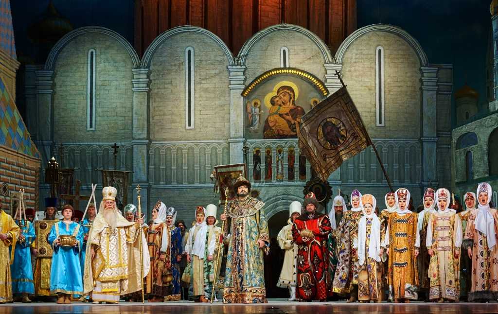 «хованщина» под куполами успенского собора и цыганский табор из «алеко» на лужайке кремля