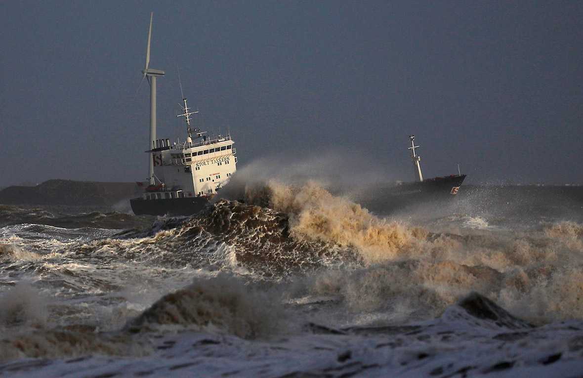 Отменить в виду шторма. Идеальный шторм Андреа Гейл. Корабль в шторм. Корабль в Штормовом море. Корабль попал в шторм.