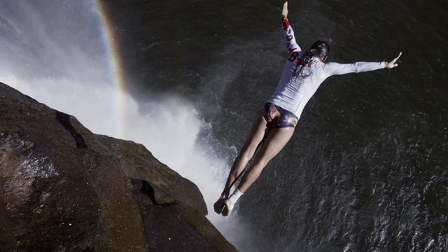 С какой высоты падает вода в водопаде. В прыжке. Прыгает со скалы. Девушка прыгает в воду. Девушка прыгает со скалы.