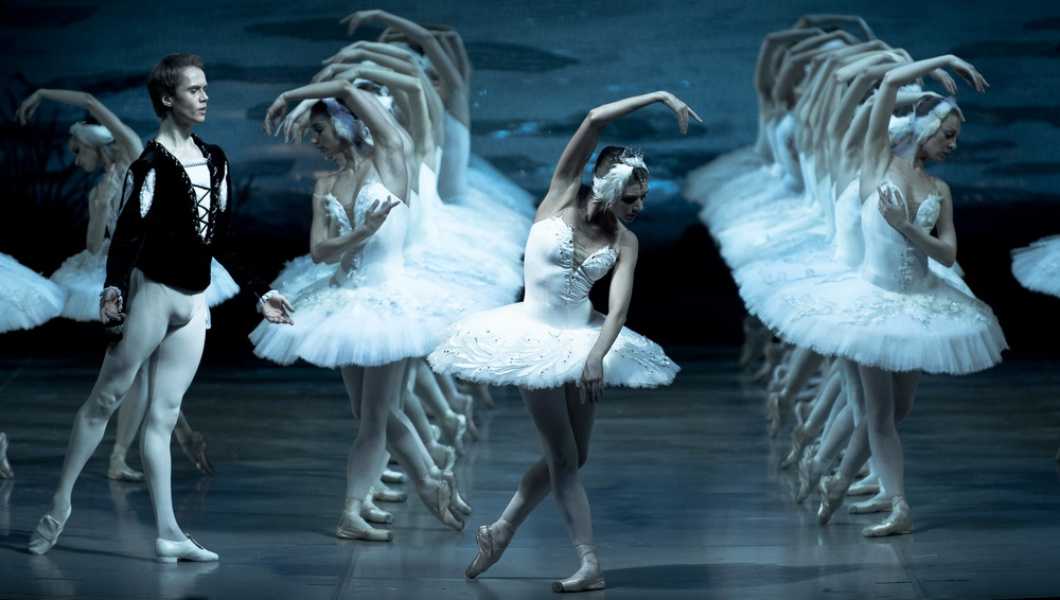 Сколько лебедей в балете "лебединое озеро"