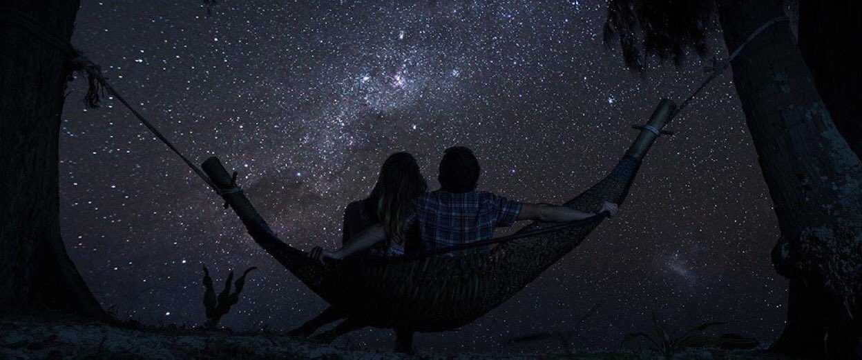 В объятьях ночи звезды сиянье слушать. Свидание под звездами. Лежать под звездным небом. Двое в ночи. Качели ночью.