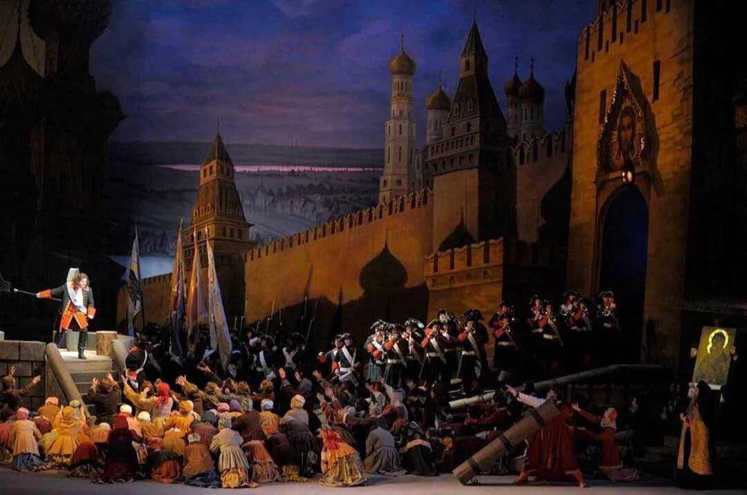 «хованщина» под куполами успенского собора и цыганский табор из «алеко» на лужайке кремля